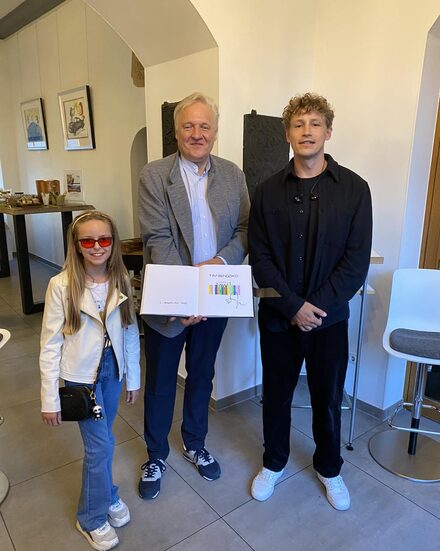 Tim Bendzko und Landrat Wolfgang Spelthahn nach dem Eintrag ins goldene Buch des Kreises Düren