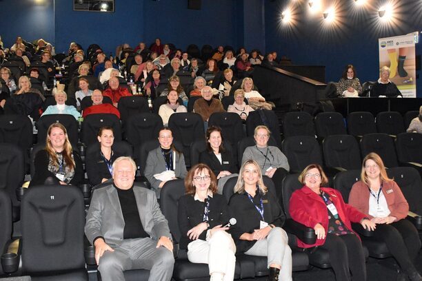 Im Lumen Filmtheater Düren hat der Kreis Düren eine Dankesfeier für Ehrenamtliche mit Kaffee, Kuchen und dem Film "Ziemlich beste Freunde" veranstaltet. Rund 70 ehrenamtlich Tätigen wurde für ihr soziales Engagement gedankt.