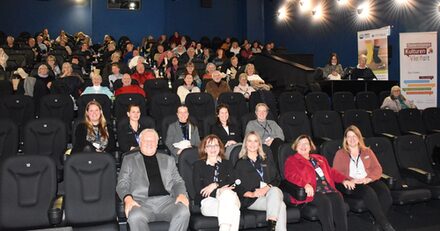 Im Lumen Filmtheater Düren hat der Kreis Düren eine Dankesfeier für Ehrenamtliche mit Kaffee, Kuchen und dem Film "Ziemlich beste Freunde" veranstaltet. Rund 70 ehrenamtlich Tätigen wurde für ihr soziales Engagement gedankt.