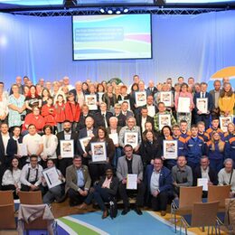 Gruppenfoto der Preisträgerinnen und Preisträger mit Landrat Wolfgang Spelthahn (v.l.)