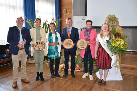 Die Erntekrone als sichtbares Zeichen des Dankes: Dr. Ralf Nolten (NRW Landtagsabgeordneter), Dr. Patricia Peill (NRW Landtagsabgeordnete), Astrid Hohn (Stellvertretende Landrätin des Kreises Düren), Erich Gussen (Vorsitzender der Kreisbauernschaft), Eva-Maria Lieven (Vorsitzende des Landfrauen-Verbandes Düren-Jülich) und Jule Bonsels (Rheinische Kartoffelkönigin) beim Erntedank-Empfang im Kreishaus. (v.l.).