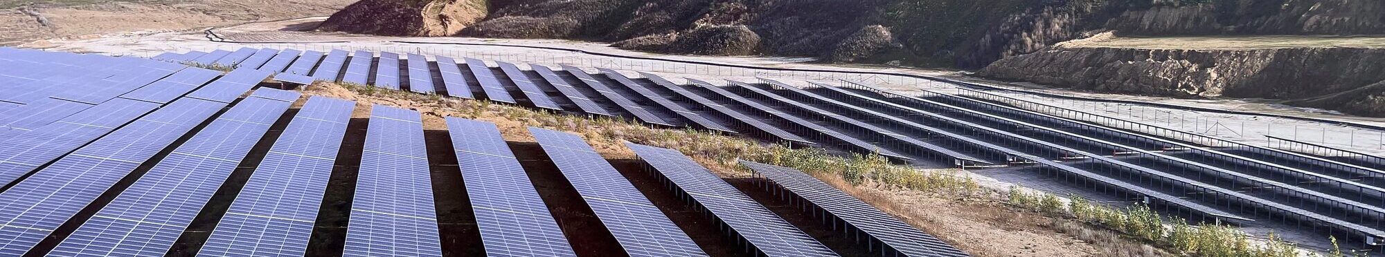 Das Bild zeigt ein Solarfeld mit Batterieanlage