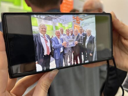 Handybildschirm zeigt Gruppenbild mit Landrat