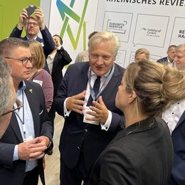 Landrat Wolfgang Spelthahn auf der Expo Real in München im Gespräch mit NRW-Wirtschaftsministerin Mona Neubaur (mit im Bild die beiden Bürgermeister Ralf Claßen, Aldenhoven, und Frank Rombey, Niederzier, v. l.).