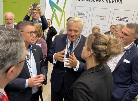 Landrat Wolfgang Spelthahn auf der Expo Real in München im Gespräch mit NRW-Wirtschaftsministerin Mona Neubaur (mit im Bild die beiden Bürgermeister Ralf Claßen, Aldenhoven, und Frank Rombey, Niederzier, v. l.).