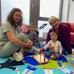 Die Familienkinderkrankenschwester Ute Alberts (l.) kümmert sich im Rahmen der Frühen Hilfen im Kreis Düren um Familien und Mütter wie Sahar Chegini. Die kleine Tochter Jana ist ein fröhliches Kind.