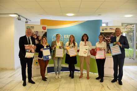 Landrat Wolfgang Spelthahn, Anja Kaldenbach, Gina Pelzer (beide Kreis Düren), Maren Schiffer (Freiwilligenzentrum Düren), Kreisdezernentin Elke Ricken-Melchert, Carolin Küpper (Leiterin Amt für Generationen, Demografie, Inklusion und Sozialplanung) und Dr. Gregor Broschinski (stellvertretender Vorstandsvorsitzender der Sparkasse Düren) bei der Vorstellung des neuen Familienplaners des Kreises Düren. (v.l.).