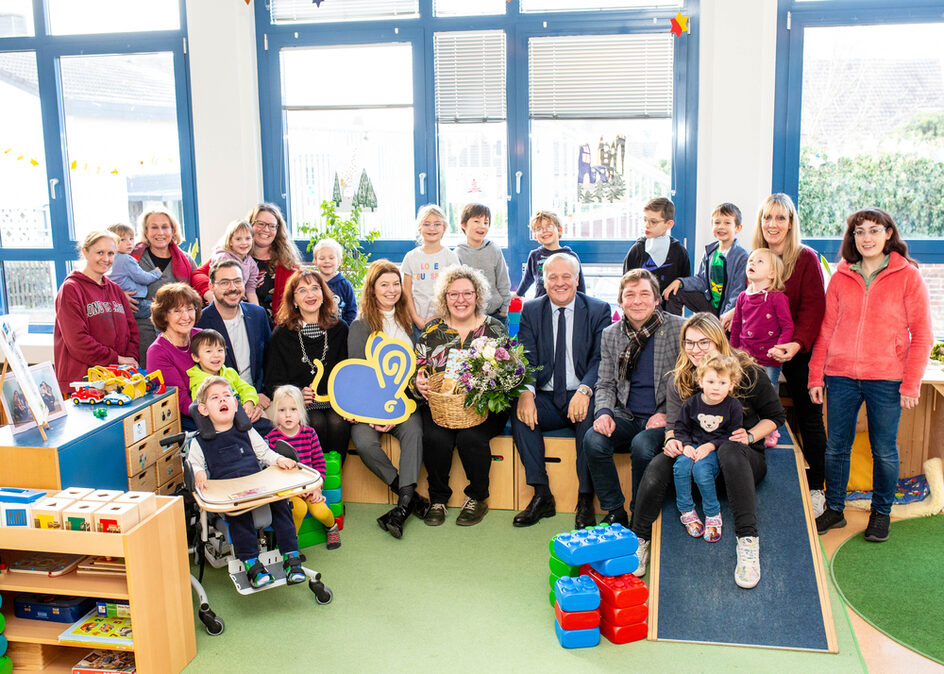 Gruppenbild mit Kindergartengruppe, Leitung und Vertretern der Politik.