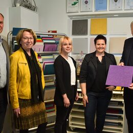 Landrat Wolfgang Spelthahn (r.) besuchte mit Anette Winkler (2.v.l.) von der Wirtschaftsförderung des Kreises Düren und Peter Hüvelmann, Allgemeiner Vertreter des Bürgermeisters von Vettweiß, die Farben Manufaktur von Melanie Halfmann (2.v.r.) in Vettweiß. Die Auszubildende Lara Zimmer (Mitte) befindet sich derzeit im dritten Lehrjahr.