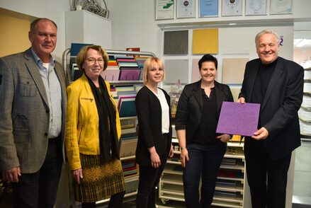 Landrat Wolfgang Spelthahn (r.) besuchte mit Anette Winkler (2.v.l.) von der Wirtschaftsförderung des Kreises Düren und Peter Hüvelmann, Allgemeiner Vertreter des Bürgermeisters von Vettweiß, die Farben Manufaktur von Melanie Halfmann (2.v.r.) in Vettweiß. Die Auszubildende Lara Zimmer (Mitte) befindet sich derzeit im dritten Lehrjahr.