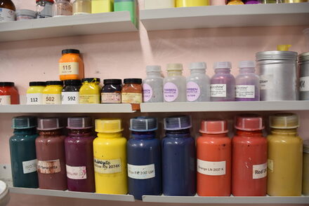 Aus 180 Standard-Farben können tausende Farbtöne, individuell für die Kundinnen und Kunden, angefertigt werden.