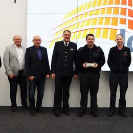 Freuen sich über den 1000. Teilnehmer der Führungskräfteausbildung im Kreis Düren: Karlheinz Eismar (Kreisbrandmeister), Ralf Butz (Amtsleiter Bevölkerungsschutz), Peter Kaptain (Allgemeiner Vertreter des Landrates), Bertold Penkert (Direktor des IdF NRW), Sebastian Matthies, Jan Helm (IdF NRW, Außenstelle Düren) und Johannes Zündorf (IdF NRW). (v.l.).