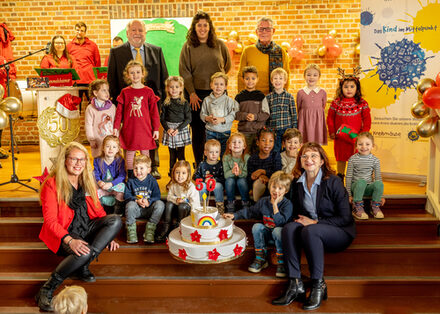 Gruppenbild von Kindern und Verantwortlichen