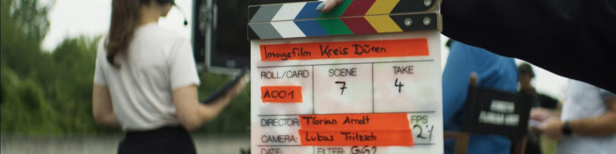 Filmset mit Filmklappe im Vordergrund