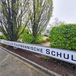 Bild zeigt Schild des Berufskollegs Kaufmännische Schulen des Kreises Düren