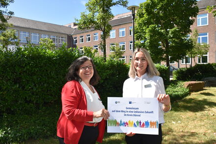 Emily Willkomm-Laufs, Inklusionsbeauftragte des Kreises Düren (l.) und Carolin Küpper, Leiterin Amt für Generationen, Demografie, Inklusion und Sozialplanung des Kreises Düren, planen inklusive Strukturveränderungen im Kreisgebiet.