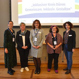 Der Kreis Düren präsentierte eine Auftaktveranstaltung zum Thema Inklusion: Carolin Küpper (Leiterin Amt für Generationen, Demografie, Inklusion und Sozialplanung des Kreises Düren), Claudia Middendorf (Beauftragte der Landesregierung für Menschen mit Behinderungen sowie Patientinnen und Patienten in NRW), Kreisdezernentin Elke Ricken-Melchert, Emily Willkomm-Laufs (Inklusionsbeauftragte Kreis Düren) und Merle Schmidt (Projektleiterin Landesarbeitsgemeinschaft Selbsthilfe NRW). (v.l.).