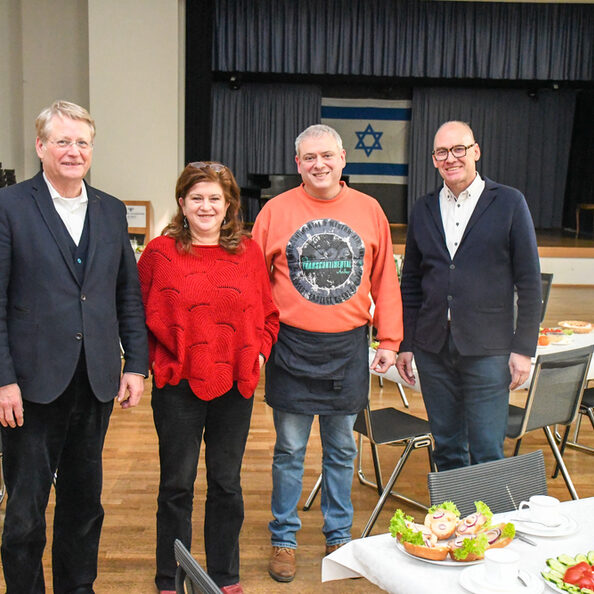 Freuen sich über die schnelle Integration: Friedrich Thul (Geschäftsführer Jüdische Gemeinde Aachen), Simona Serbu (Sozialarbeiterin Jüdische Gemeinde Aachen), Daniel Mezhybovskyi (Koch aus der Ukraine) und Bernhard Stier (Sachgebietsleiter Personalvermittlung der job-com des Kreises Düren). (v.l.)