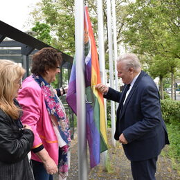 Landrat hisst Regenbogenflagge zum heutigen Aktionstag.