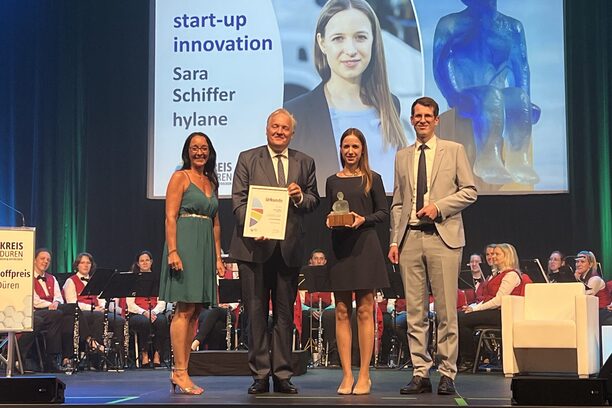 Sara Schiffer (2.v.r.) gewinnt den Wasserstoff-Preis des Kreises Düren in der Kategorie „Start Up Innovation”.