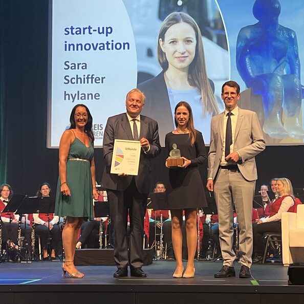 Sara Schiffer (2.v.r.) gewinnt den Wasserstoff-Preis des Kreises Düren in der Kategorie „Start Up Innovation”.