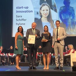 Sara Schiffer (2.v.r.) gewinnt den Wasserstoff-Preis des Kreises Düren in der Kategorie „Start Up Innovation”.