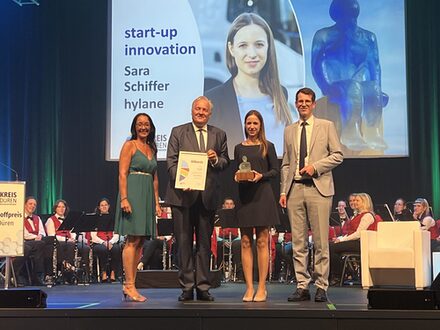 Sara Schiffer (2.v.r.) gewinnt den Wasserstoff-Preis des Kreises Düren in der Kategorie „Start Up Innovation”.