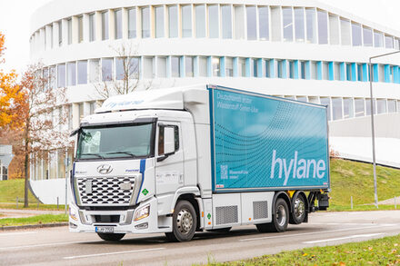 Das Unternehmen „hylane” vermietet Nutzfahrzeuge, die mit Wasserstoff angetrieben werden.