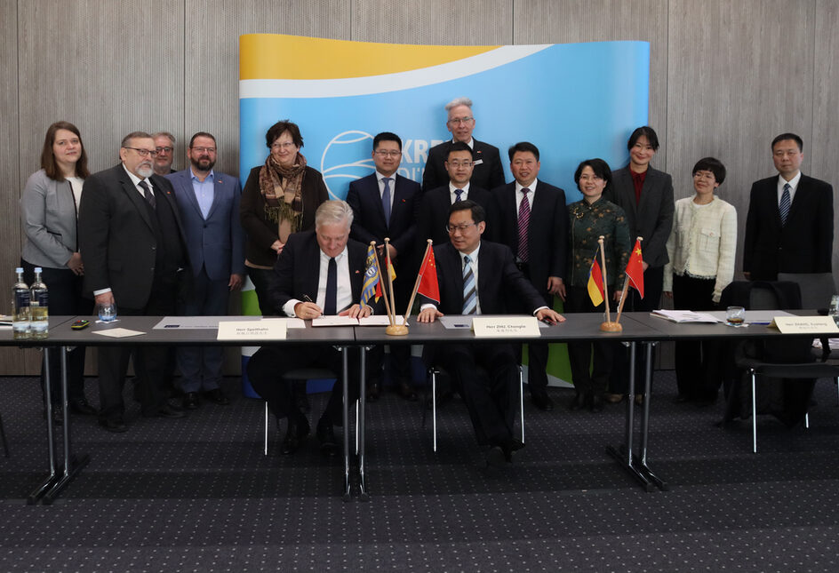 Die Delegationvon China und Deutschland bei der Vertragsunterzeichnung.