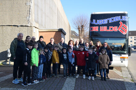 Gruppenbild der Beteiligten vor dem Bus.