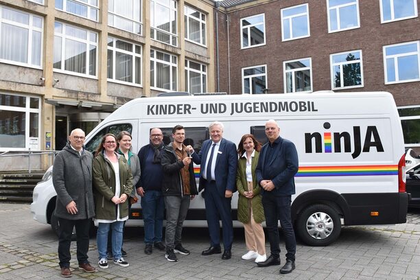Feierliche Vorstellung des neuen Jugendmobils "ninJA" mit Ulrich Lennartz (Geschäftsführer SkF Düren), Elke Ricken-Melchert (Kreis-Dezernentin), Landrat Wolfgang Spelthahn, Tim Valter (SkF Düren und "ninJA"-Fahrer), Heinz-Peter Braumüller (Vorsitzender Jugendhilfeausschuss Kreis Düren), Stefanie Heinrichs (stellvertretende Geschäftsführung SkF Düren), Kathrin Sartorius und Hubert Brüßeler (beide Kreis Düren). (v.r.).