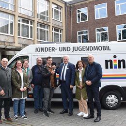 Feierliche Vorstellung des neuen Jugendmobils "ninJA" mit Ulrich Lennartz (Geschäftsführer SkF Düren), Elke Ricken-Melchert (Kreis-Dezernentin), Landrat Wolfgang Spelthahn, Tim Valter (SkF Düren und "ninJA"-Fahrer), Heinz-Peter Braumüller (Vorsitzender Jugendhilfeausschuss Kreis Düren), Stefanie Heinrichs (stellvertretende Geschäftsführung SkF Düren), Kathrin Sartorius und Hubert Brüßeler (beide Kreis Düren). (v.r.).