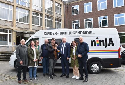 Feierliche Vorstellung des neuen Jugendmobils "ninJA" mit Ulrich Lennartz (Geschäftsführer SkF Düren), Elke Ricken-Melchert (Kreis-Dezernentin), Landrat Wolfgang Spelthahn, Tim Valter (SkF Düren und "ninJA"-Fahrer), Heinz-Peter Braumüller (Vorsitzender Jugendhilfeausschuss Kreis Düren), Stefanie Heinrichs (stellvertretende Geschäftsführung SkF Düren), Kathrin Sartorius und Hubert Brüßeler (beide Kreis Düren). (v.r.).