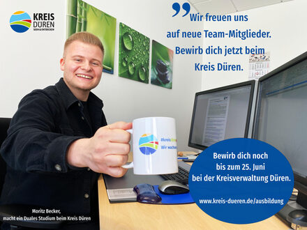 Moritz Becker mit Tasse in der Hand am Schreibtisch. Darauf ein Zitat "Wir freuen uns auf neue Teammitglieder"