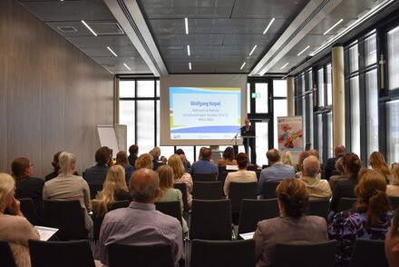 Wolfgang Kopal vom Ministerium für Arbeit, Gesundheit und Soziales des Landes Nordrhein-Westfalen (Bühne) sprach beim Kick-Off zur Sozialplanung über das Ziel, den ersten Sozialplan für den Kreis Düren aufzubauen, wodurch Chancengleichheit für alle Bürgerinnen und Bürger aktiv gefördert werden soll.