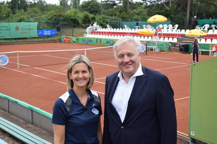 Martina Klein vom Tennisverein und Landrat Wolfgang Spelthahn vor dem Center Court.