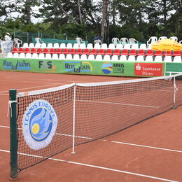 Blick auf Tennisplatz.
