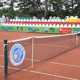 Blick auf Tennisplatz.