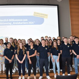 Bild zeigt aktuelle Azubis und Studierende der Kreisverwaltung Düren.