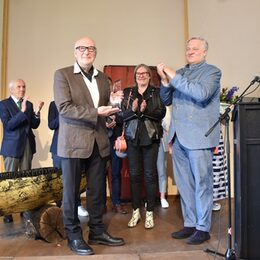 Landrat Wolfgang Spelthahn (r.) übergibt den Kunstpreis 2023 an Karl Manfred Rennertz (l.), der für sein Lebenswerk ausgezeichnet wird.