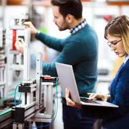 Studenten arbeiten an einem Elektronikprojekt.