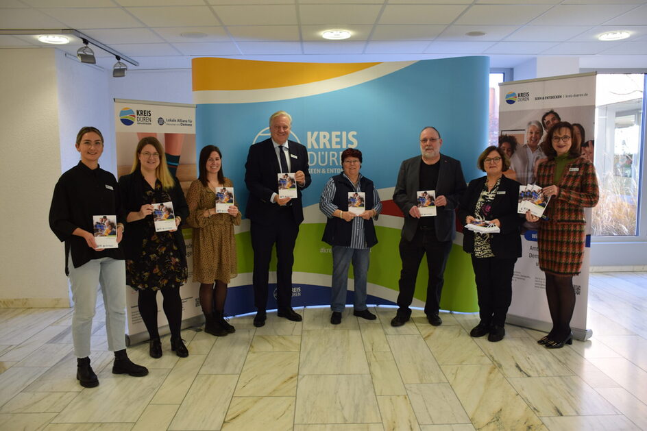 Gruppenbild mit der Vorstellung der Broschüre