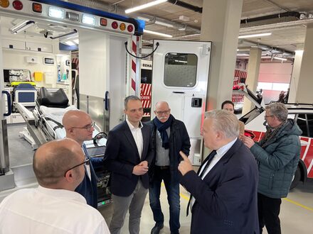 Landrat Wolfgang Spelthahn im Gespräch vor dem Rettungswagen mit den Beteiligten.