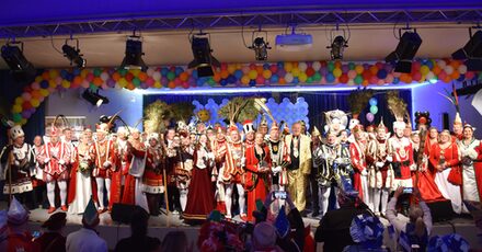 Landrat Wolfgang Spelthahn stellt die Erwachsenentollitäten auf dem traditionellen Gruppenfoto vor und begrüßt sie feierlich.
