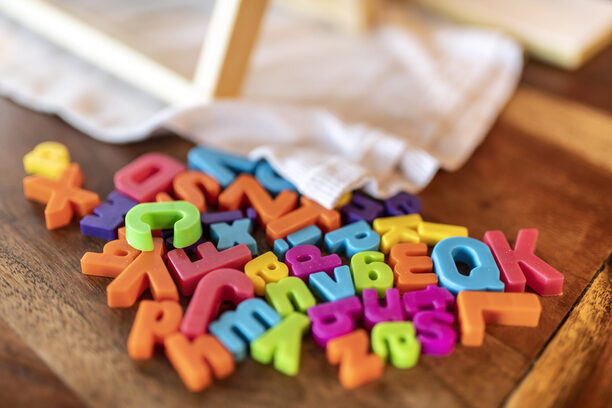 Lettere e caratteri multicolori sparsi su un tavolo