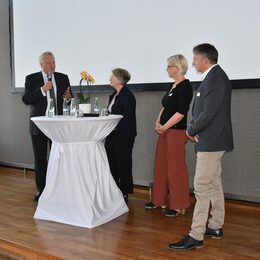 Landrat Wolfgang Spelthahn, Kreisdezernentin Sybille Haußmann, Susanne Röckinghausen (Ministerium des Innern des Landes Nordrhein-Westfalen) und Dezernent Leo Stepprath (Kreis Heinsberg) tauschten sich beim ersten Netzwerktreffen "Wegweiser – gemeinsam gegen Islamismus" zum Thema Extremismusprävention in NRW aus. (v.l.).