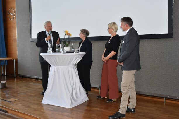 Landrat Wolfgang Spelthahn, Kreisdezernentin Sybille Haußmann, Susanne Röckinghausen (Ministerium des Innern des Landes Nordrhein-Westfalen) und Dezernent Leo Stepprath (Kreis Heinsberg) tauschten sich beim ersten Netzwerktreffen "Wegweiser – gemeinsam gegen Islamismus" zum Thema Extremismusprävention in NRW aus. (v.l.).