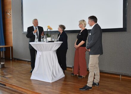 Landrat Wolfgang Spelthahn, Kreisdezernentin Sybille Haußmann, Susanne Röckinghausen (Ministerium des Innern des Landes Nordrhein-Westfalen) und Dezernent Leo Stepprath (Kreis Heinsberg) tauschten sich beim ersten Netzwerktreffen "Wegweiser – gemeinsam gegen Islamismus" zum Thema Extremismusprävention in NRW aus. (v.l.). Außerdem gab es einen Impulsvortrag und einen informativen Austausch.