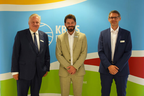 Landrat Wolfgang Spelthahn mit Maximilian Weinberger und Stefan Heuser (v.l.).