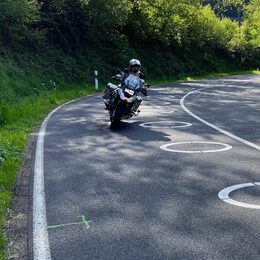 Motorradfahrer auf der Panoramastraße